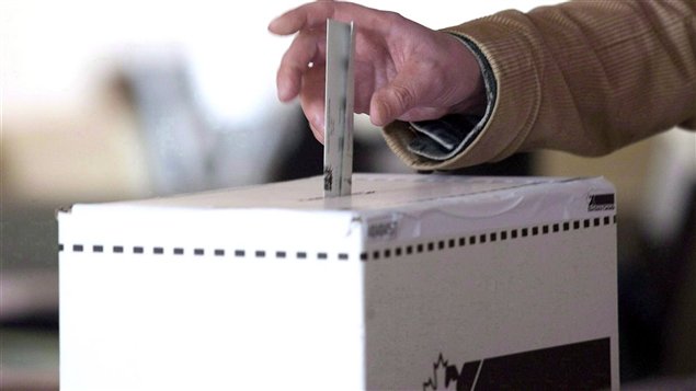 Une boîte de scrutin d'Élections Canada