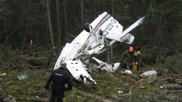 Des enquêteurs du Bureau de la sécurité des transports du Canada analysent l'épave d'un avion et les lieux environnants l'écrasement, en octobre 2012, près de Pickle Lake, Ontario.