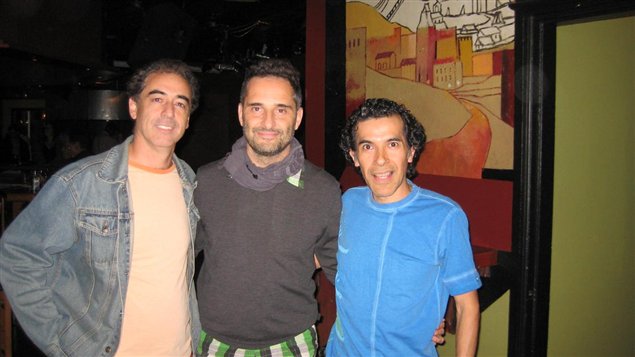 Los dos creadores de  A La Vino Tinto, Andrés Canepa y Mundo, junto a Jorge Drexler, ganador del premio Oscar, en la categoría de Mejor Canción Original, en 2004.   