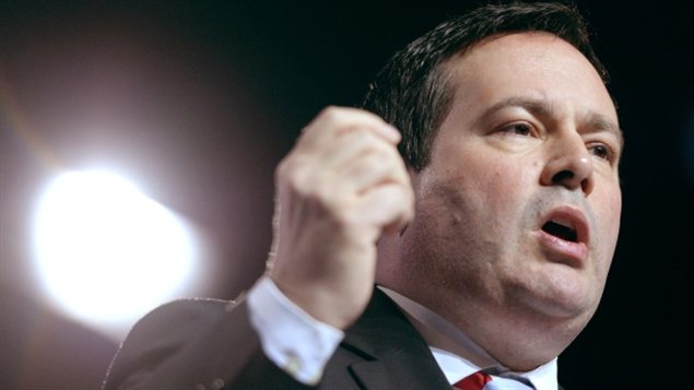 Jason Kenney, ministre de l'Emploi et du Développement social. Le ministre précise : « Nous avons prévenu les employeurs à plusieurs reprises : le Programme des travailleurs étrangers temporaires ne doit être utilisé qu'en dernier recours lorsqu'on ne trouve pas de travailleurs canadiens pour les emplois offerts. »
