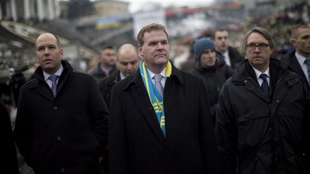 Le ministre John Baird sur la place de l'Indépendance de Kiev, le 28 février 2014.