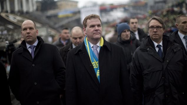 Le ministre canadien des Affaires étrangère, John Baird, revient d'un voyage éclair en Ukeraine. Le voici sur la place de l'Indépendance de Kiev, le 28 février 2014. 