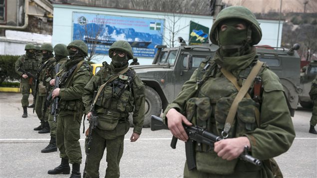 Soldados pro-rusos -no identificados- en la ciudad de Balaclava.