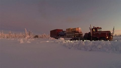 Premier convoi sur la route de glace de Old Crow au Yukon le 4 mars 2014