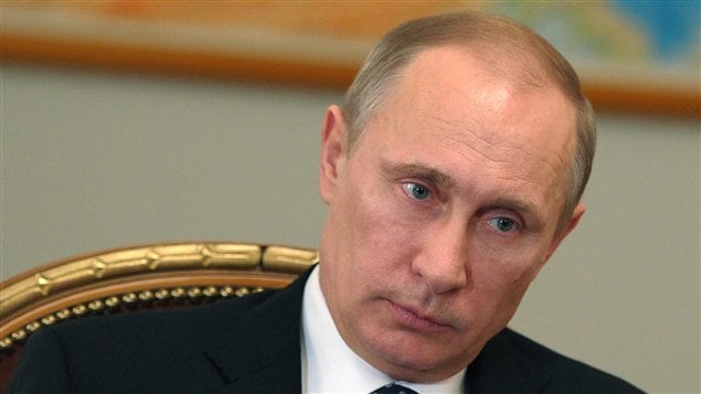 Le président russe Vladimir Poutine lors d'une séance de travail, le 28 février dernier. La situation politique en Ukraine découle d'un coup d'État inconstitutionnel, selon le président russe, mais Moscou dit ne pas avoir l'intention, pour l'instant, de recourir à la force.
