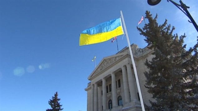 علم اوكرانيا يرفرف منذ 20 شباط فبراير فوق مبنى البرلمان في ريجاينا عاصمة مقاطعة سسكتشوان 