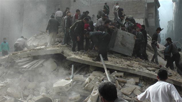 مبنى دمره القصف بالبراميل المتفجرة في حلب