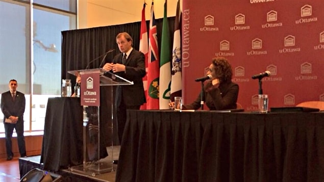 Le recteur de l'Université d'Ottawa, Allan Rock, et la chancelière de l'institution, Michaëlle Jean en conférence de presse jeudi.