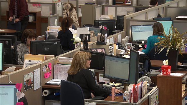 Femmes au boulot dans un grand bureau à Québec