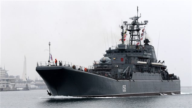 Un bateau de la marine russe dans le port de Sébastopol