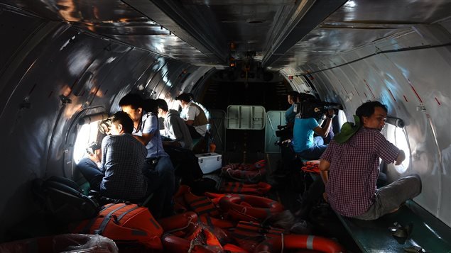 Equipo vietnamita a la búsqueda de los restos del avión desaparecido. 