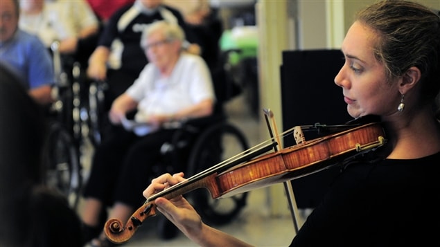 La musicienne Nancy Ricard joue devant des patients du CHSLD J.-Henri-Charbonneau. La musicienne Nancy Ricard joue devant des patients du CHSLD J.-Henri-Charbonneau.