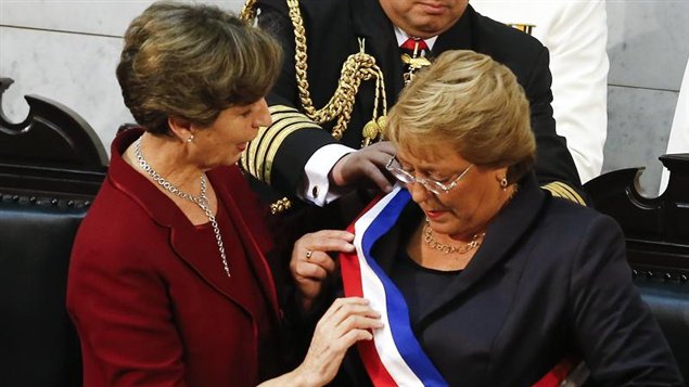 La presidenta del parlamento de Chile, Isabel Allende, entrega la banda presidencial a la nueva presidenta del paí, Michelle Bachelet. 