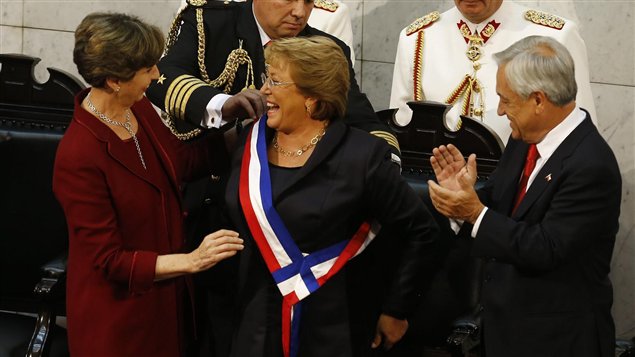 La nueva presidenta de Chile, Michelle Bachelet, en el centro, acompañada por la presidente del parlamento, Isabel Allende, a la izquierda y el presidente saliente, Sebastián Piñera, a la derecha. 
