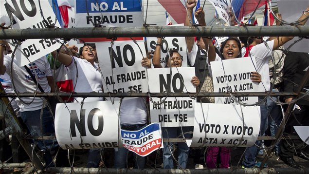Los seguidores del candidato de ARENA, Norman Quijano, protestan contra lo que consideran un fraude en las elecciones presidenciales de El Salvador. Los comicios, que se realizaron el 9 de marzo, dieron como ganador al candidato del FMLN por un estrecho margen. 
