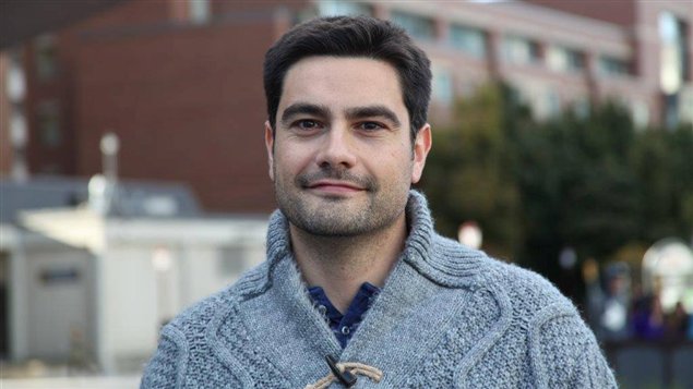 El estudiante español Héctor Núñez López quien vino a la Universidad de Ottawa para una estadía de investigación de su tésis de doctorado. Como él, miles de jóvenes -de varios países- vienen cada año a estudiar en Canadá. 