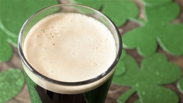 Une bière noire pour célébrer la fête des Irlandais Une bière noire pour célébrer la fête des Irlandais