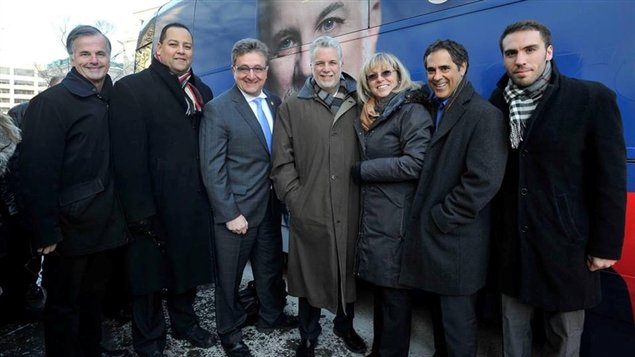 Saúl Polo (segundo de izquierda a derecha) en compañía de otros candidatos y del jefe del Partido Liberal de Quebec, Philippe Couillard (en el centro).  