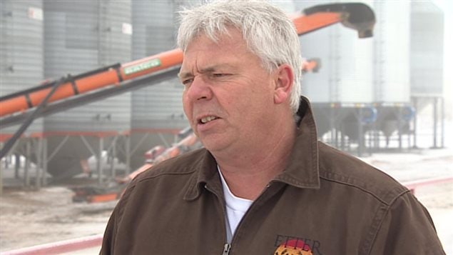 Jim Etter, un agriculteur de la Saskatchewan, est privé de revenus à cause de problèmes avec le transport du grain.