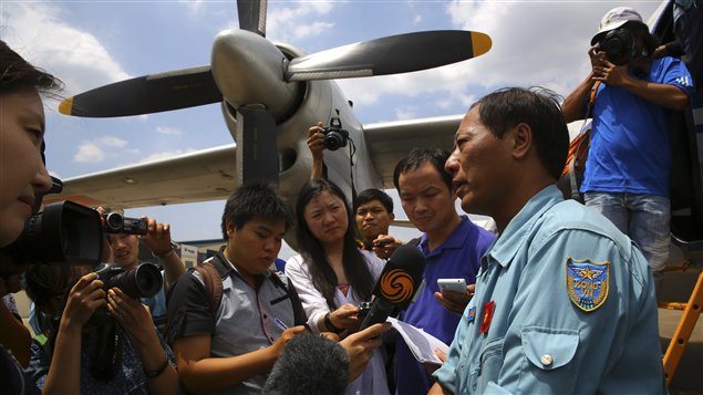 La fuerza aérea vietnamita responde a las preguntas de los periodistas. 