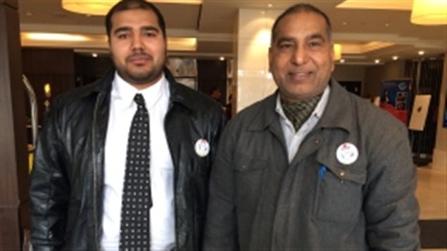 Sailful (Adam) Malook (à droite) et son fils Sulan Ali Saif. Sailful Malook, mieux connu par ses clients sous le nom affectueux d'Adam, offre ses services de transport en taxi gratuitement aux personnes âgées de Saskatoon durant tout le week-end.