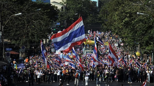 Opositores al primer ministro tailandés Yingluck Shinawatra manifiestan en Bangkok.