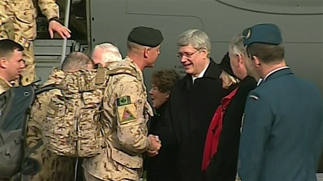 Le premier ministre Stephen Harper a accueilli les derniers militaires canadiens à rentrer d'Afghanistan.