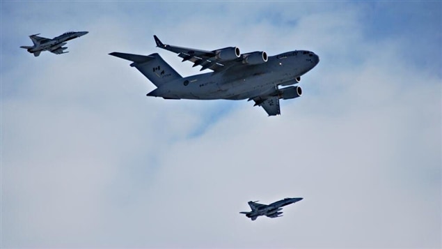L'avion de transport qui ramènait hier le dernier contingent armé canadien en Afghanistan était escorté par deux chasseurs à réaction CF18 Hornet.