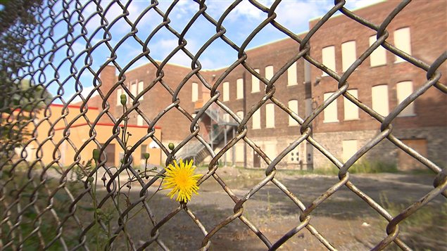 Plusieurs écoles de la Commission scolaire de Montréal devront refuser des enfants. Plusieurs écoles de la Commission scolaire de Montréal devront refuser des enfants.