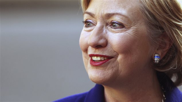 Hillary Clinton, âgée de 66 ans et épouse de l'ancien président Bill Clinton, a été la 67e secrétaire d'État des États-Unis de 2009 à 2013. Elle a aussi été sénatrice de l'État de New York de 2001 à 2009 et a fait la lutte à Barack Obama à l'investiture du Parti démocrate en 2008.