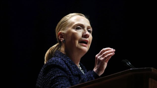 Hillary Clinton, âgée de 66 ans et épouse de l'ancien président Bill Clinton, a été la 67e secrétaire d'État des États-Unis de 2009 à 2013. Elle a aussi été sénatrice de l'État de New York de 2001 à 2009 et fait la lutte à Barack Obama à l'investiture du Parti démocrate en 2008.