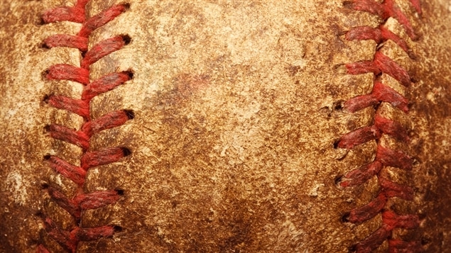 Les coutures d'une vieille balle de baseball. Les coutures d'une vieille balle de baseball.