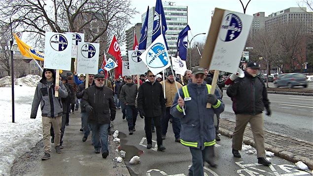 Des travailleurs syndiqué de l'industrie du ciment manifestent à Montréal. De façon générale, la rémunération horaire moyenne des employés au Québec atteignait 22,52 $ en 2013. Il s'agissait d'une hausse de 1,5 % par rapport à l'année précédente, soit « la hausse la plus faible de la période 2003-2013.