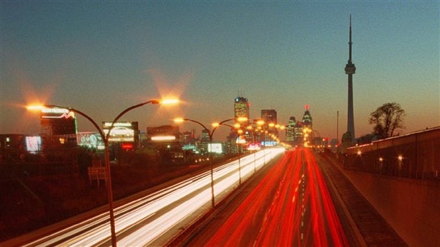 Des milliers d'automobilistes utilisent le Gardiner chaque matin et soir pour venir travailler au centre-ville de Toronto. 