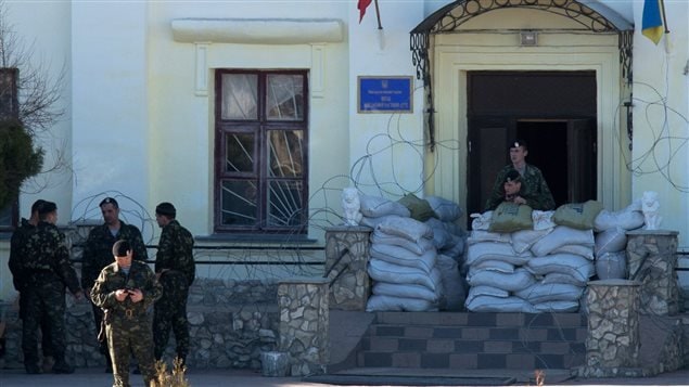 Soldados ucranianos montando la guardia en el cuartel general de la marina den Feodossia, Crimea, antes que los rusos se la tomaran esta mañana. 
