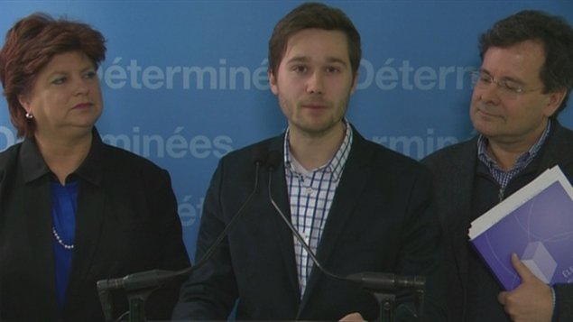 Nicole Léger, Léo Bureau-Blouin et Bertrand St-Arnaud du Parti québécois en conférence de presse dimanche.