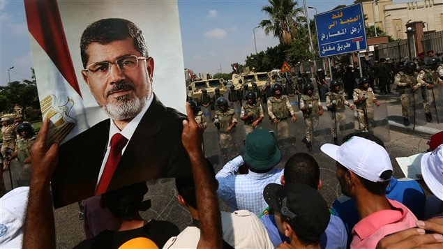 Partidarios de la Hermandad Musulmana reclaman el regreso del derrocado presidente Mohamed Morsi en julio de 2013.