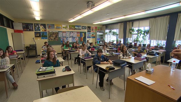 Élèves dans une classe du primaire