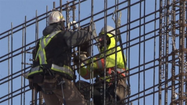 Des travailleurs de la construction syndiqués poursuivent des travaux, malgré le froid cet hivers au Canada.