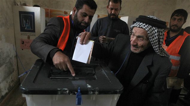 مواطن عراقي يقترع خلال انتخابات العام الماضي