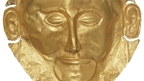 Reproduction en or d’un masque appelé « masque mortuaire d’Agamemnon », Mycènes, XVIe siècle avant notre ère.
