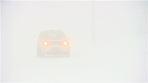 La visiblité est pratiquement nulle sur les routes de la Nouvelle-Écosse.