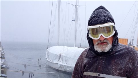 Keith Merrill vient s'assurer que son voilier est en bon état à Lunenburg Harbour, en Nouvelle-Écosse