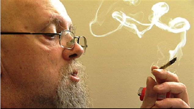 Michel Aubé est un des plus ancients patients autorisés à consommer et à cultiver de la marijuana thérapeutique au Canada.