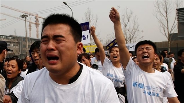 星期二，马航失踪飞机乘客家属在北京的马来西亚大使馆前抗议。