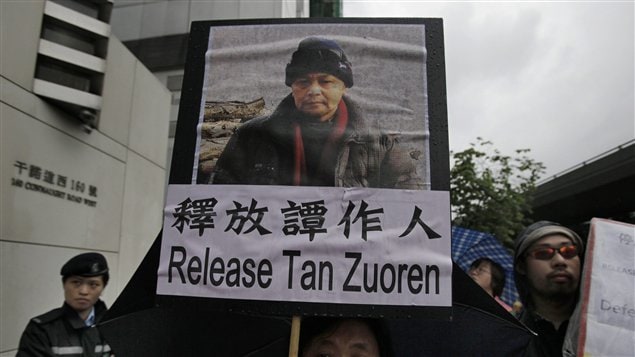 2010年香港举行示威游行，要求释放谭作人。