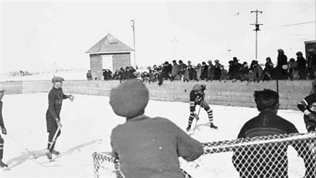 1930年代，原著民寄宿学校的孩子们在打冰球。