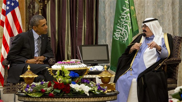 العاهل السعودي الملك عبدالله (إلى اليمين) مجتمعاً بالرئيس الأميركي باراك أوباما اليوم في منتجع روضة خريم شمال شرق الرياض