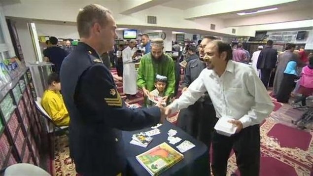 多伦多警员麦当劳前往市中心的伊斯兰清真寺拜访。