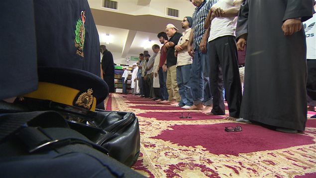 مسلمون يؤدون الصلاة في أحد مساجد تورونتو